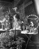 Kvinna med födelsedagsblommor