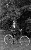 Man med cykel vid Kvistrum