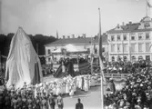 Invigning av dubbelstaty  på Kungstorget i Uddevalla den 31 augusti 1915