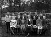Gruppfoto på skolklass med lärarinna
