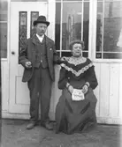 Par utanför glasverandan.