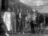 Sällskap på tågstation, Hällekind 1938