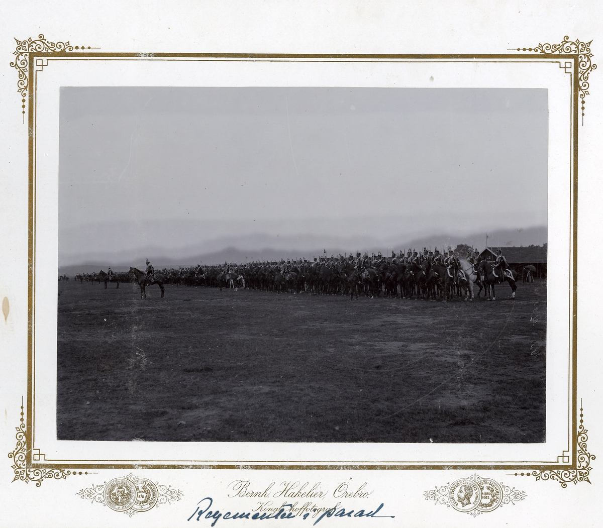 Bernhard Hakelier, Livregementets husarer K 3 uppställda under kyrkparaden i Sanna hed 1892.