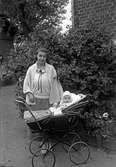 Lizzie Bergqvist med barn i barnvagn. De var bosatta i 