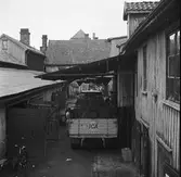 Lastbilar från ICA-Eol, intill lastbrygga vid Hamrinska gården, Smedjegatan 38 i Jönköping.