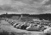 Enköping, Korsängsskolan, Enköpingsutställningen 1955, bilparkeringen med Vårfrukyrkan i bakgrunden