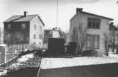 Enköping, kvarteret Tärnan nr 6, olaga garage, från Hägnadsvägen mot öster, april 1957