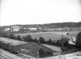 Vy över Grillby, Uppland, från sydöst, sannolikt 4 juli 1904. Stora huset till vänster Grillenborg. Se mer under historik.