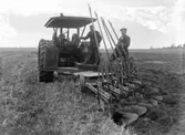 Plöjning vid Nyckelby gård, Övergrans socken, Uppland, 1911. Traktorn som syns kan vara en av de första sålda i Sverige. (Se Historik).