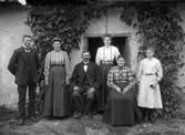 Hasselbo, Hacksta säteri, Enköpings-Näs socken, Uppland. Jordbruksarbetaren Johan Vilhelm Lindblom med hustru Kristina Lovisa f. Svedberg, och deras fyra barn Elina Vilhelmina f. 1885, Anton Vilhelm f. 1887, Elsa Kristina f. 1892 och Hedvig Emelia f. 1898.