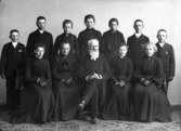 Konfirmandgrupp, troligen från Sparrsätra, Uppland. I mitten kyrkoherde Anders Johan Norberg (1843-1914).