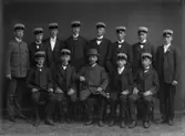 Sannolikt skolklass från Enköpings Realskola för gossar. I mitten troligen adjunkt Erik Wretlind (1871-1935). Ev. 1909.