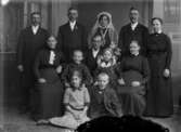 Gruppfoto vid Elis Brunsberg och Gunhild Fredrikssons bröllop, mars 1916. Brudens släkt härrörande från Grän, Långtora socken, Uppland.