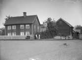 Enögla gård 1:4 (Enagårdsvägen 5 E), Vårfrukyrka socken, Uppland, 1917. Fr. v. Charlotta 