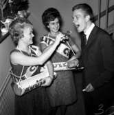 Chokladflickorna Monica Nilsson och Inger Andersson bjuder på smakprov - Cloetta Roulette- på Folkets park i Huskvarna. Bilden tagen omkring år 1962.