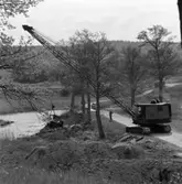 Av den medeltida fästningen Rumlaborg återstår ännu höga vallar, som kan ses från motorvägen genom Huskvarna. Denna bild från början av 1960-talet visar grävningsarbeten intill borgen. Grävmaskinen körs av Harald Fransson och vid vägkanten står stadsträdgårdsmästare Erik Letell och övervakar arbetet.