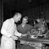 Yrkesläraren Bertil Mållberg undervisar eleven Reine Lindström.1960-tal.