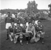Husqvarnas hantverkslag spelar korpfotboll i Huskvarna den 7 juli 1955.