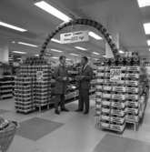 Livsmedelsavdelningen på varuhuset Rosen i Huskvarna i oktober 1965. Till höger står föreståndare Boris Magnusson.