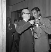 Povel Ramel. Artisten Martin Ljung fyller 40 år den 15 augusti 1957 med fest på Stora Hotellet i Jönköping. Till vänster kollegan Povel Ramel.