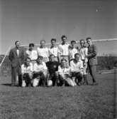 Lagbild på fotbollslaget HIF den 30 maj 1955 inför en match mot Finspång på Vapenvallen i Huskvarna.