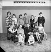 Porträtt av herr Oskar Nilsson med familj den 9 mars 1975.