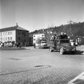 På Esplanaden i Huskvarna körs skolelever på lastbilsflak. De har tagit realen på Alfred Dahlinskolan i Huskvarna 1955.