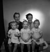 Trillingflickorna Larsson, med mor och far, från Huskvarna den 25 november 1958.