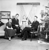 Hemfoto på familjen Hilding Nors från Huskvarna den 6 januari 1958.