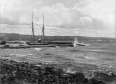 I Vättern ligger Galeasen Karl Johan förtöjd vid kajen i Jönköpings hamn.