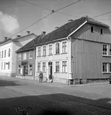 I ett hus på på norra sidan av Östra Storgatan i Jönköping låg A E Peterssons Pappers- och tobakshandel.