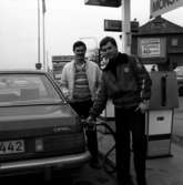 Personal och kund hos Shell bensinstation på Norsuddsgatan 8 i Jönköping den 1 april 1980.