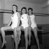 Gymnastikflickorna Lena Rohdin, Ulla Lindström och Ulla Hestner i Huskvarna den 3 maj 1958.