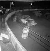 Tävling i stockcar på Junexvallen i Huskvarna den 1 maj 1955. Hemmaföraren Åke Gustafsson har just kört på en bil bakifrån så att den hamnat på taket.