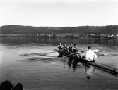 Ett roddarlag tränar i Vättern utanför Huskvarna.