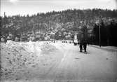 Kungsgatan i Huskvarna med en hög snövall vid vägkanten.