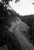 År 1924-07-08. Ådalsvägen i Huskvarna med det branta berget nedanför paviljongen.