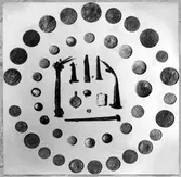 Fynd från offerkällan vid Lilla Västansjö 1:4. Människor drack av källvattnet för att återfå hälsan, andra offrade en penning. Källan, 1,5 meter djup, tömdes av häradsfornvårdaren kapten Kugelberg då mynt från 1700-1800-talen hittades, även knappar, spik mm. Föremålen finns på Jönköpings läns museum.