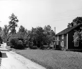 Ett bostadshus och uthus i Rogberga socken.