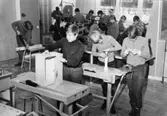 Pojkar arbetande i träslöjdssal. 
Åk 7, Åbyskolan? Pojkarna är födda 1955.
