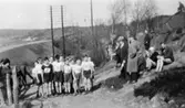 Pojkar uppställda för terränglöpning i 