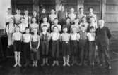 Gruppfoto med pojkar i gymnastiksal på Kvarnbyskolan (f.d. Centralskolan). Elever i klass 5. Lärare Hilmer Roosvald.