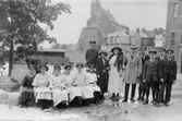 Skolresa till Stockholm. Gruppbild, äldre elever i skolmössor från Götiska förbundets friskola.
Gösta Andrén är magister och Signe Gustafsson fröken.