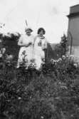 Till vänster i bild står Dagmar, kokerska och till höger Judith Karlsson, köksbiträde på Kärra Hökegård, försörjningsinrättning.

Kärra Hökegård var ett försörjningshem för såväl senildementa som psykiskt sjuka, utvecklingsstörda och ensamstående mödrar. Verksamheten försvann i och med att Lackarebäckshemmet stod klart 1951.