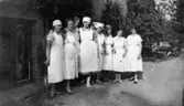 Utanför huset på Kärra Hökegård. Köks- och isoleringspersonalen. Fr.v. Elsie, -, Märta Lidman, Karin Johansson, Yvonne, Hanna Jonsson, Anna Marberg. 

Kärra Hökegård var ett försörjningshem för såväl senildementa som psykiskt sjuka, ensamstående mödrar och personer med funktionsnedsättning. Verksamheten försvann i och med att Lackarebäckshemmet stod klart 1951.