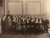 Johan Lundskog med skolklass på Kärra skola. Framför läraren står Algot Alminger (givarens morbror).