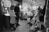 Familjesöndag på Mölndals museum den 20 november 1988 (efter 2011-01-01 Mölndals stadsmuseum). Gatuadressen ändrades 1997 till Norra Forsåkersgatan 19. 
Sång och danslekar med Linda Olsbjörk. Dramatisering av fattigauktion med Susanne Brånålt. Dockteater av Skånhällaskolan.