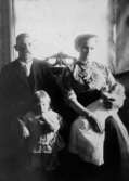 Hjalmar Hansson (1880-1970) med familj år 1912. Hustrun Bertha (1887-1977), med äldste sonen Paul och dottern Brita (1913-2002). Hjalmar arbetade på Papyrus.