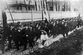 Demonstrationståg längs med Kvarnbygatan i Mölndal på 1910-talet.