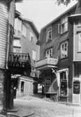 Frituna, Kvarnbygatan 23, 25 i Mölndal. Husen har även adressen Trädgårdsgatan 1 och 2. Till vänster ses Eneborgs speceriaffär och till höger Anna Olssons manufaktur. Fotot ingår i en serie som togs till göteborgsutställningen 1923.